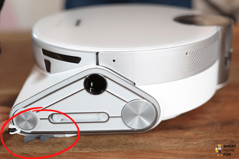 Die zwei kleinen Seitenfeger des Samsung Jet Bot AI+ sind in der Nahaufnahme zu sehen.